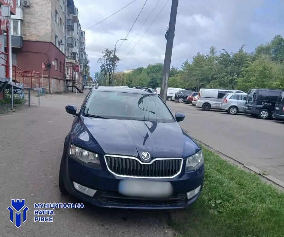У Рівному за сім днів винесли понад 550 постанов за порушення правил паркування