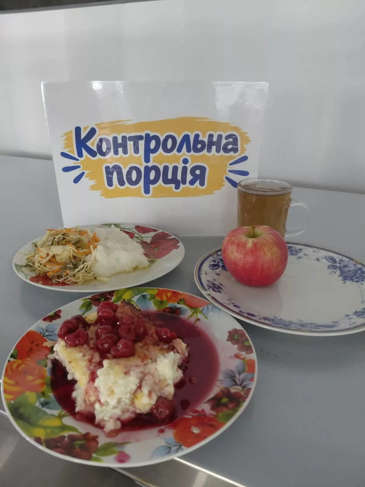 В Овруцькому ліцеї показали, чим годують дітей на сніданок