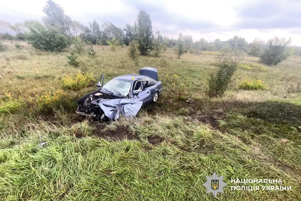На Рівненщині BMW зіткнувся з вантажівкою: водій у лікарні
