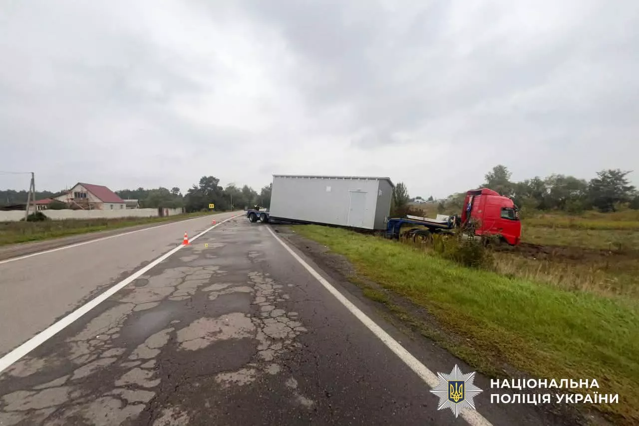 На Рівненщині BMW зіткнувся з вантажівкою: водій у лікарні