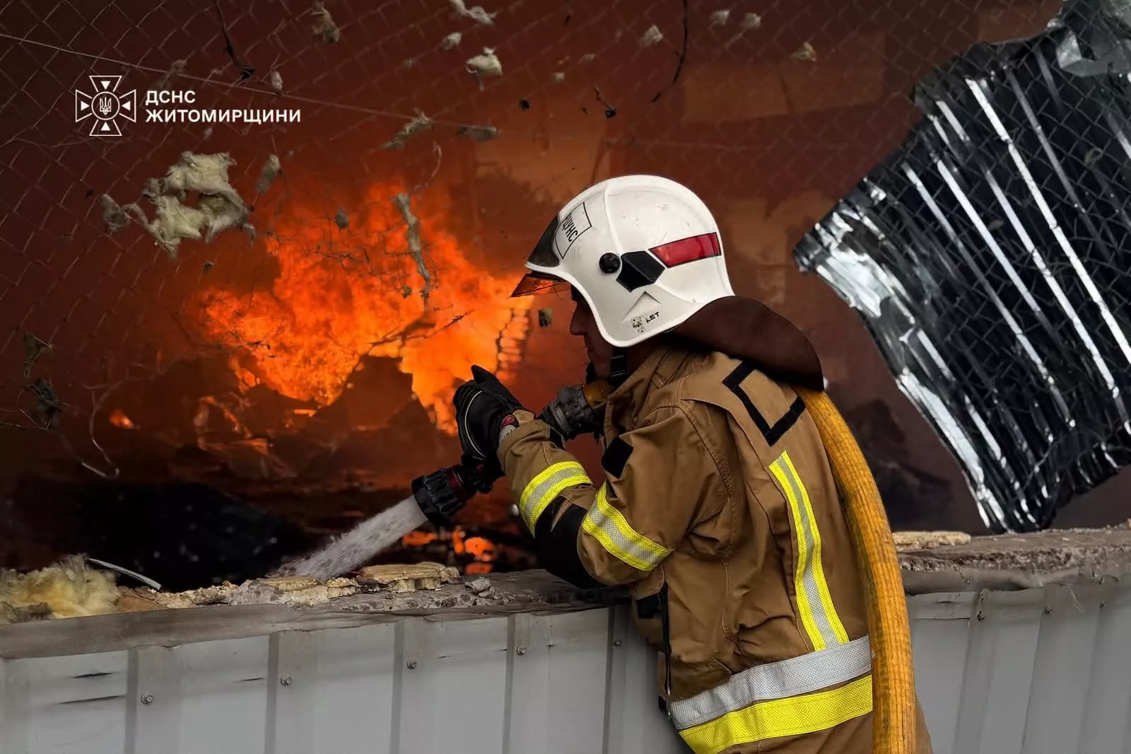На Житомирщині рятувальники ліквідували пожежу після російського обстрілу підприємства