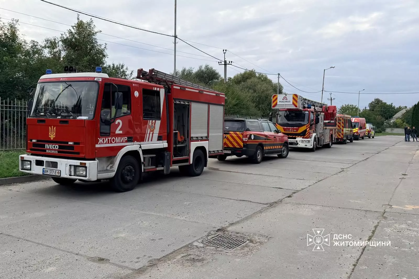 На Житомирщині рятувальники ліквідували пожежу після російського обстрілу підприємства