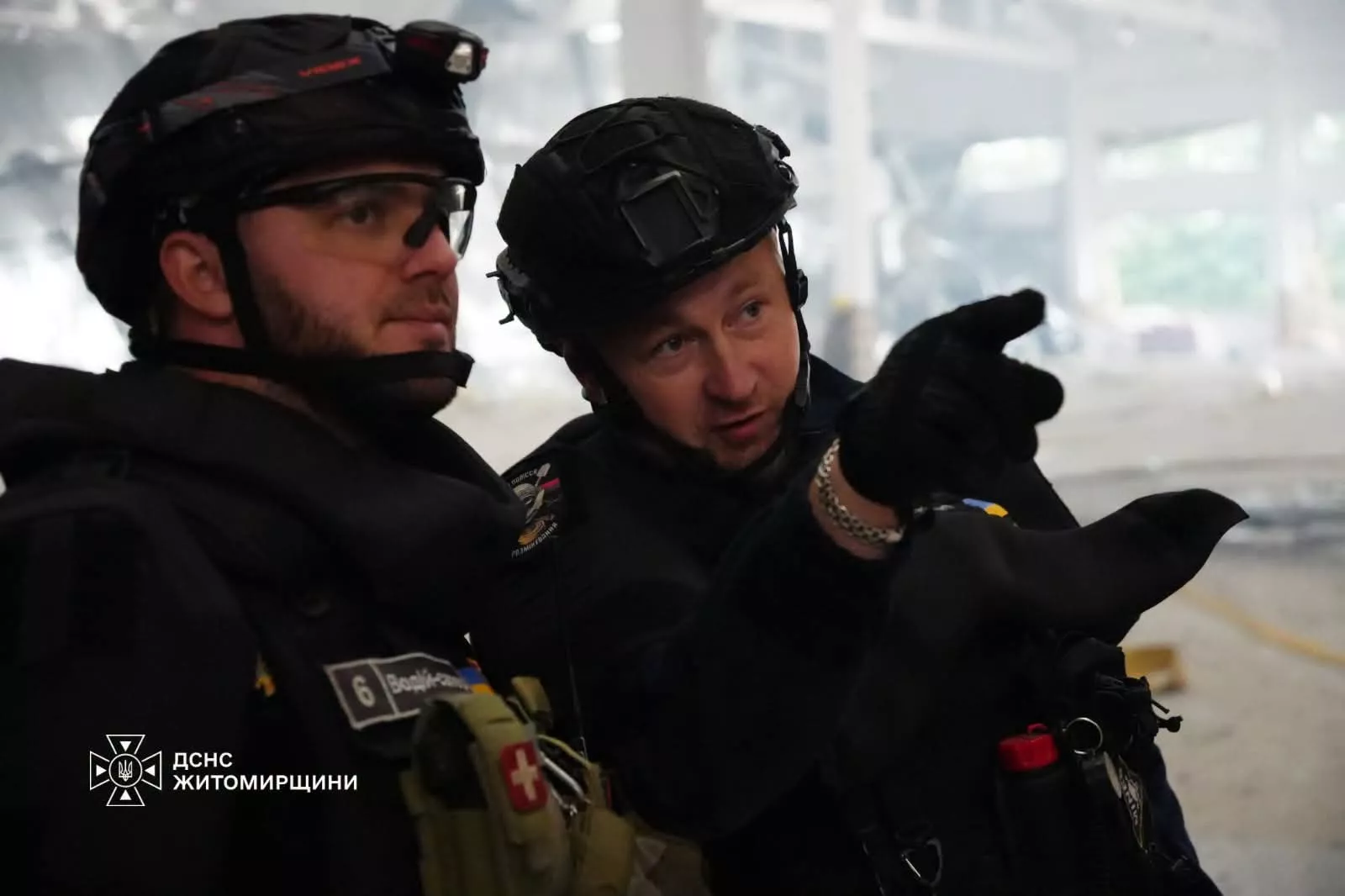 На Житомирщині рятувальники ліквідували пожежу після російського обстрілу підприємства