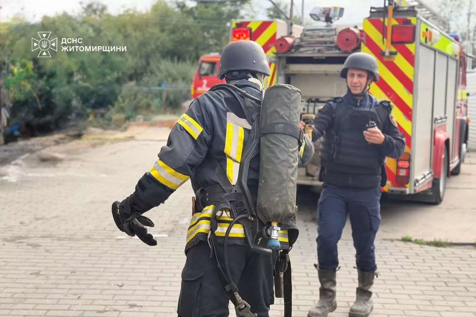 На Житомирщині рятувальники ліквідували пожежу після російського обстрілу підприємства
