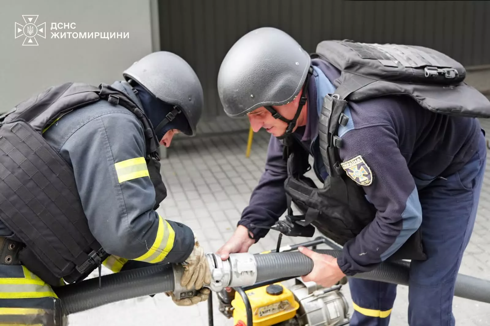 На Житомирщині рятувальники ліквідували пожежу після російського обстрілу підприємства