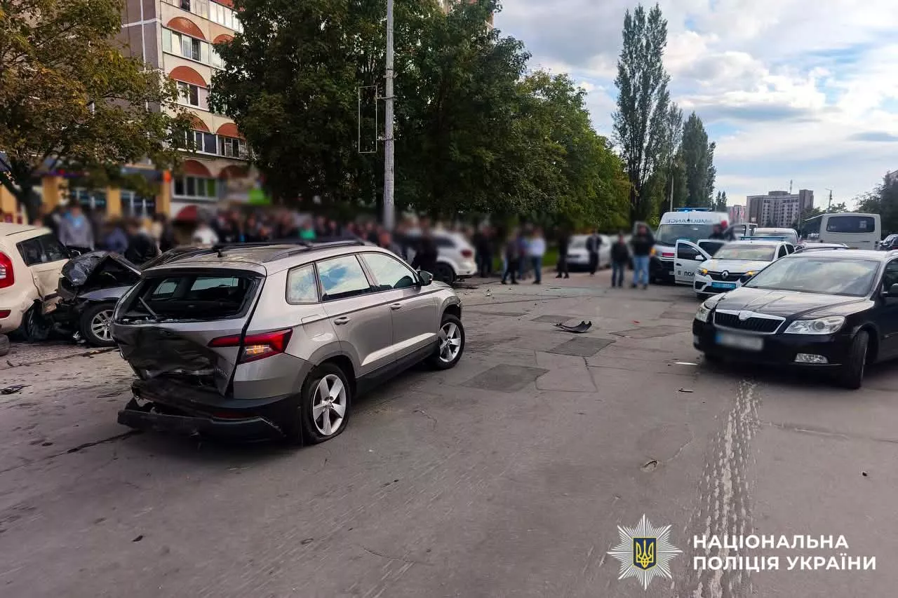 На Рівненщині водій BMW спричинив ДТП за участю п’яти автомобілів