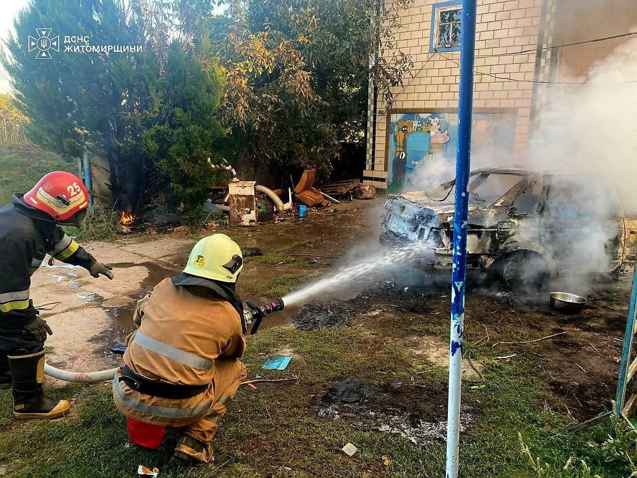 Чотири пожежі за добу на Житомирщині: горіли авто та будівлі