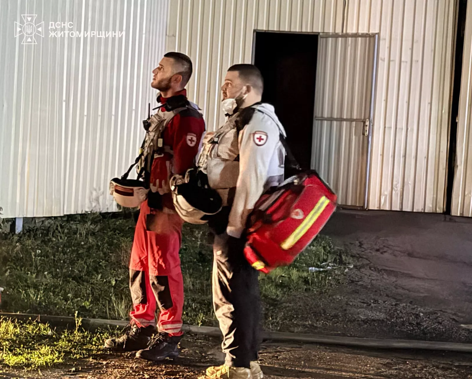На Житомирщині після нічної атаки РФ гасили пожежу на підприємстві