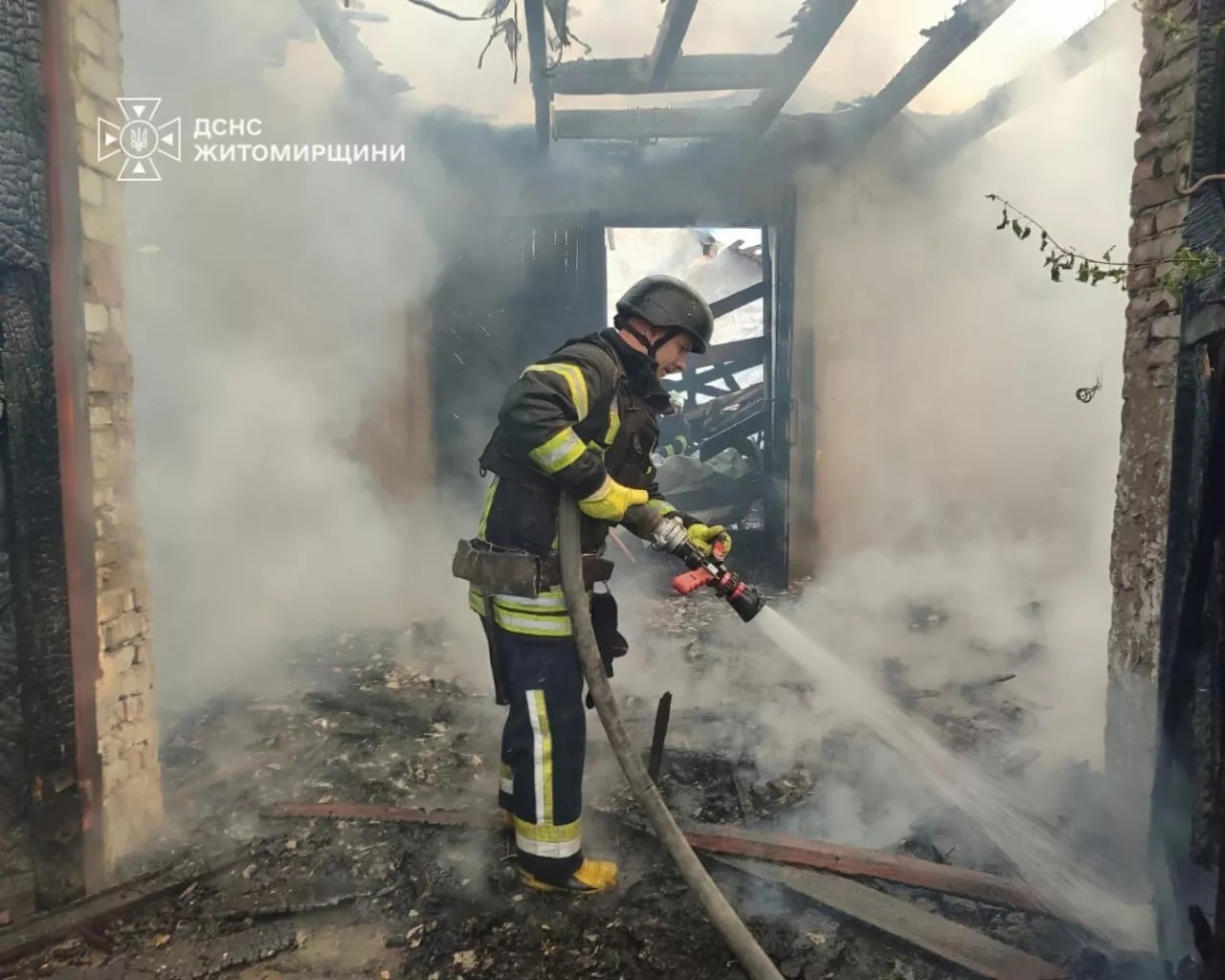Рятувальники ліквідували пожежі на Житомирщині після російських ударів