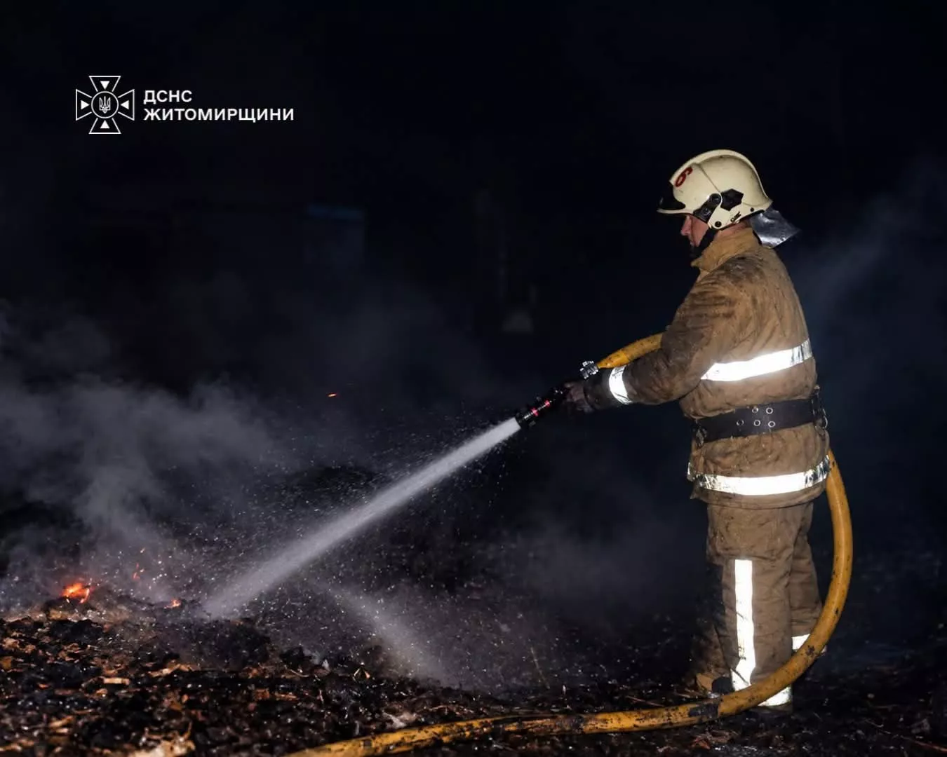 На Радомишльщині вночі горіло підприємство з виробництва паливних гранул