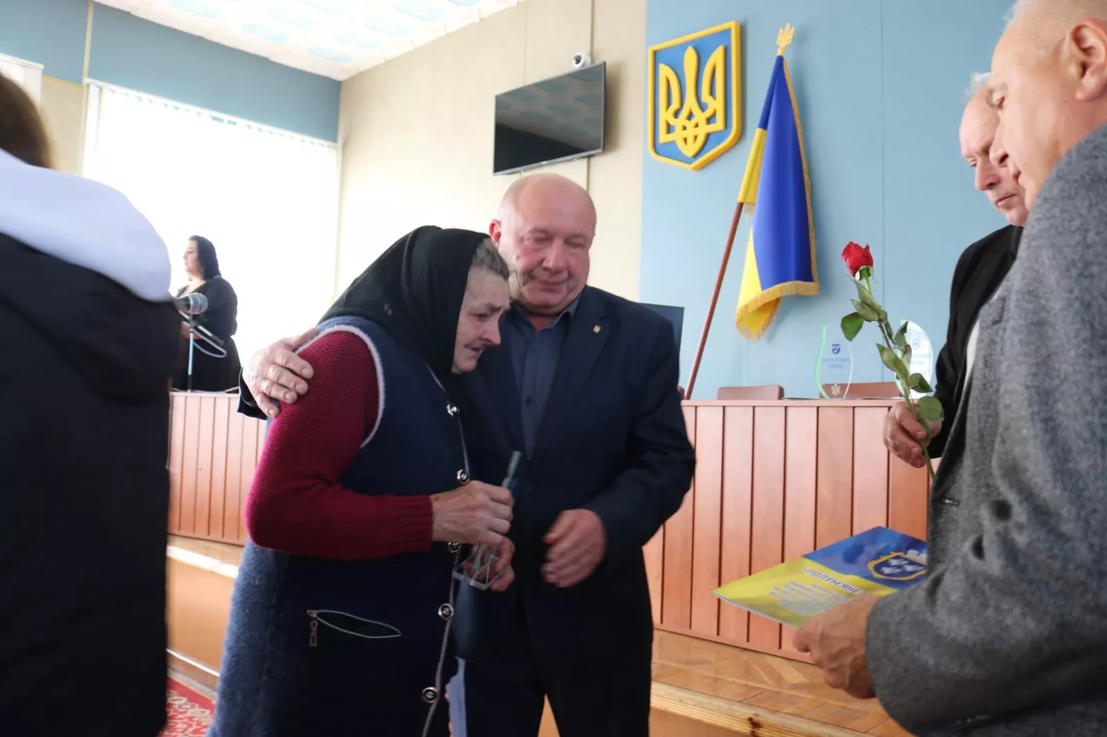 У Радомишлі родинам загиблих захисників вручили відзнаки «Полум’яне серце»