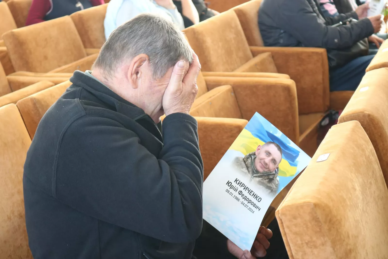 У Радомишлі родинам загиблих захисників вручили відзнаки «Полум’яне серце»