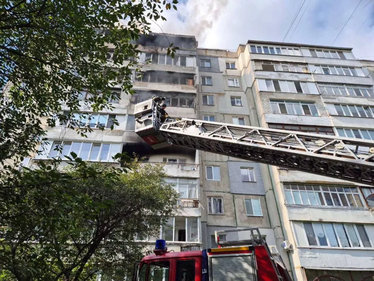 У Бердичеві дрон влучив у багатоповерхівку: зайнялася пожежа