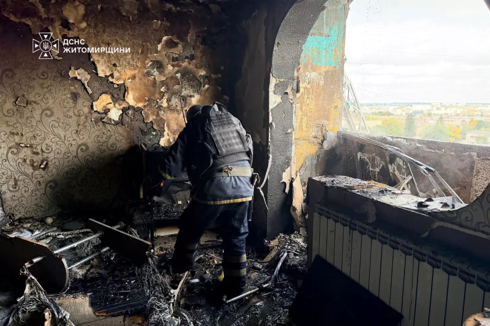 У Бердичеві дрон влучив у багатоповерхівку: зайнялася пожежа