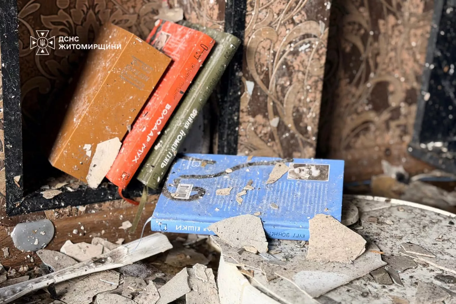 У Бердичеві дрон влучив у багатоповерхівку: зайнялася пожежа