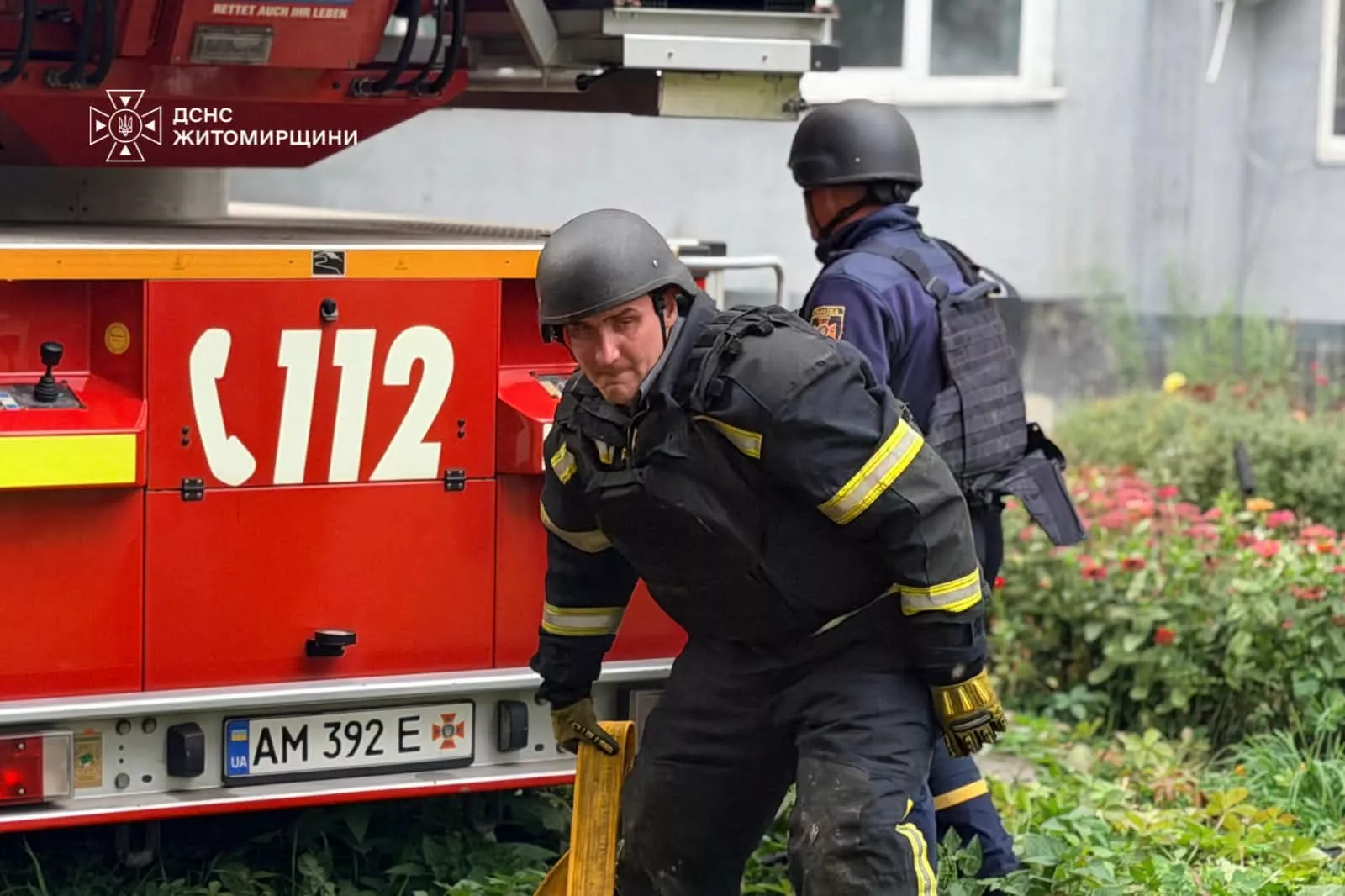 У Бердичеві дрон влучив у багатоповерхівку: зайнялася пожежа