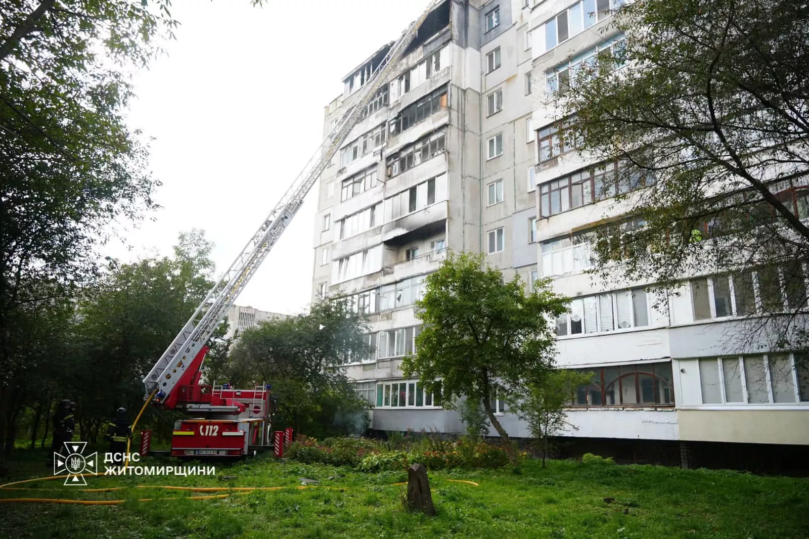 У Бердичеві дрон влучив у багатоповерхівку: зайнялася пожежа