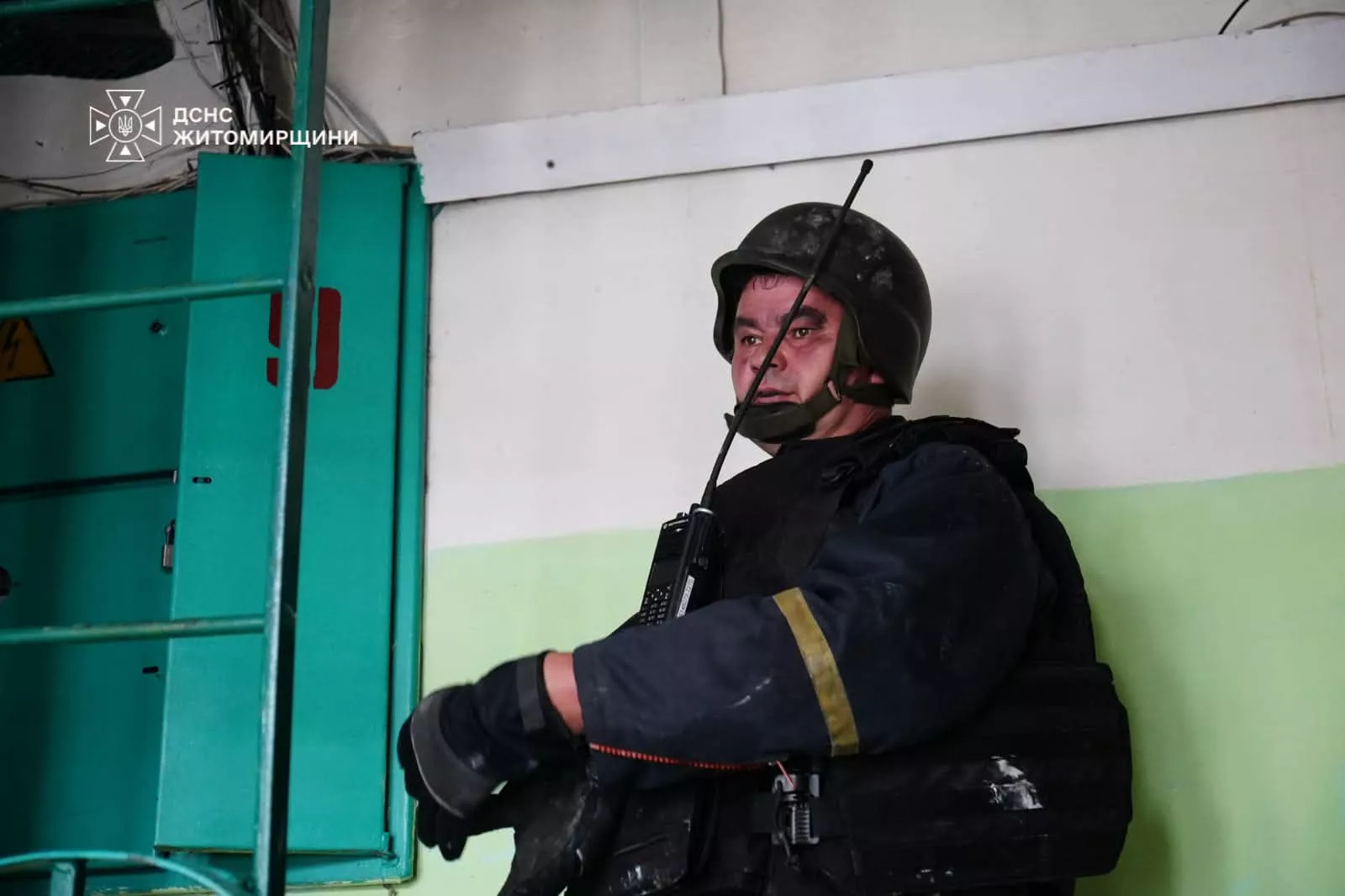 У Бердичеві дрон влучив у багатоповерхівку: зайнялася пожежа
