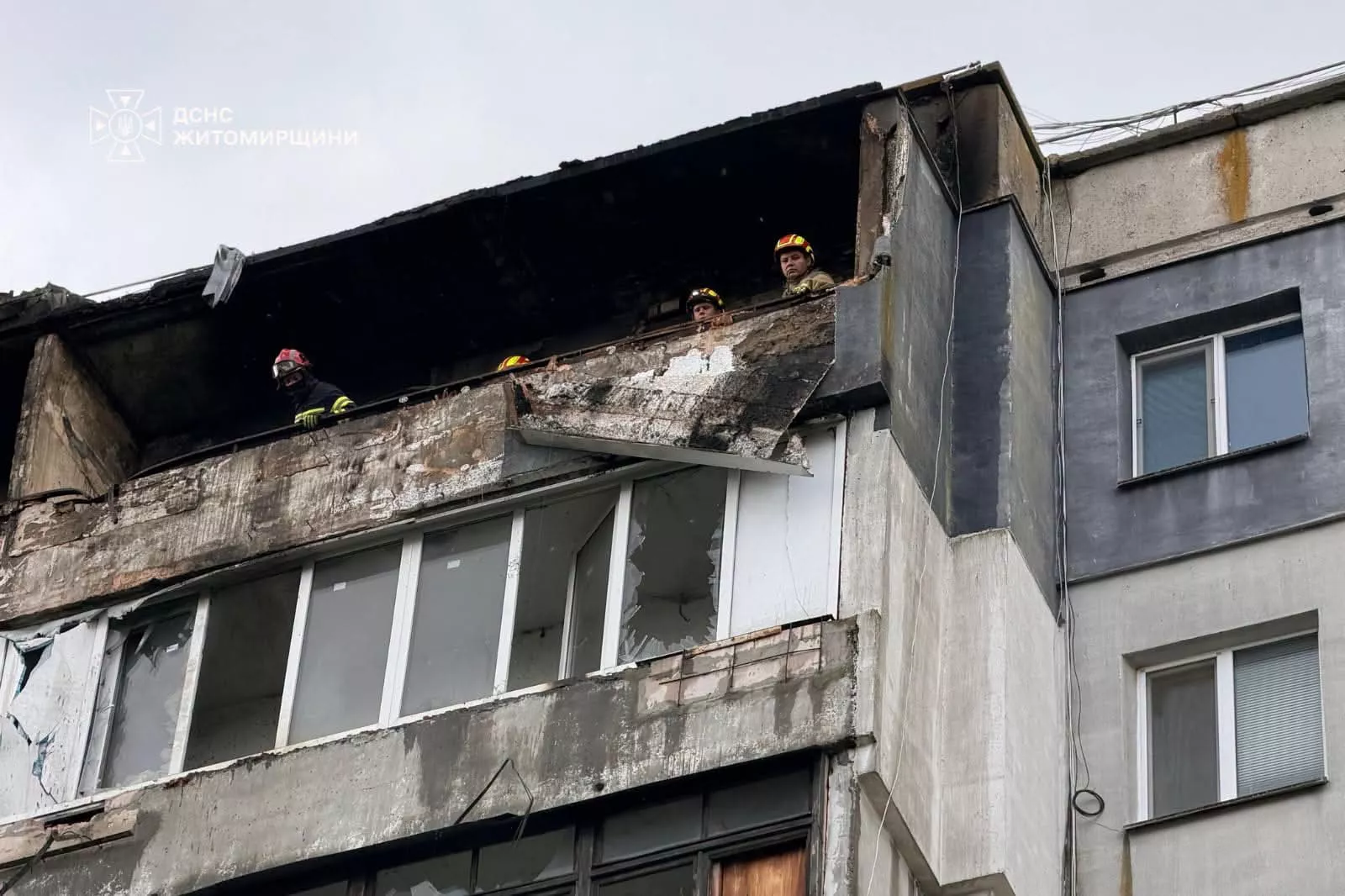 У Бердичеві дрон влучив у багатоповерхівку: зайнялася пожежа