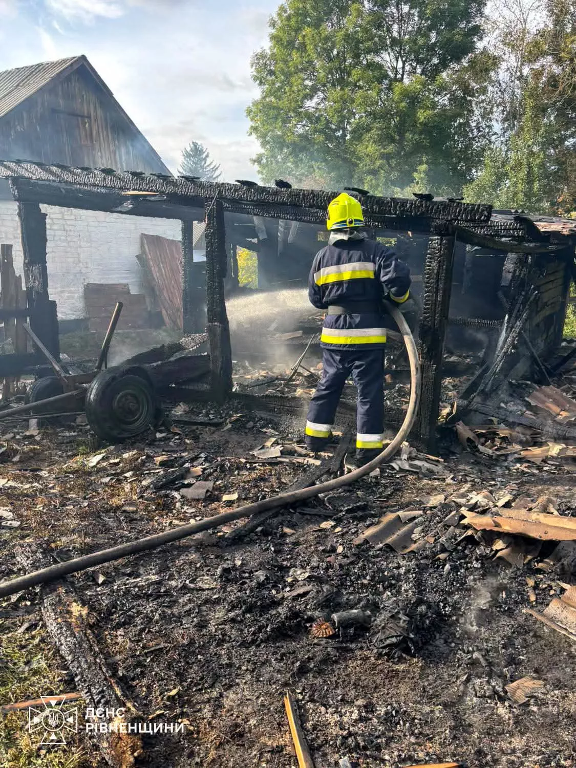На Рівненщині вогнеборці загасили пожежу в господарській будівлі