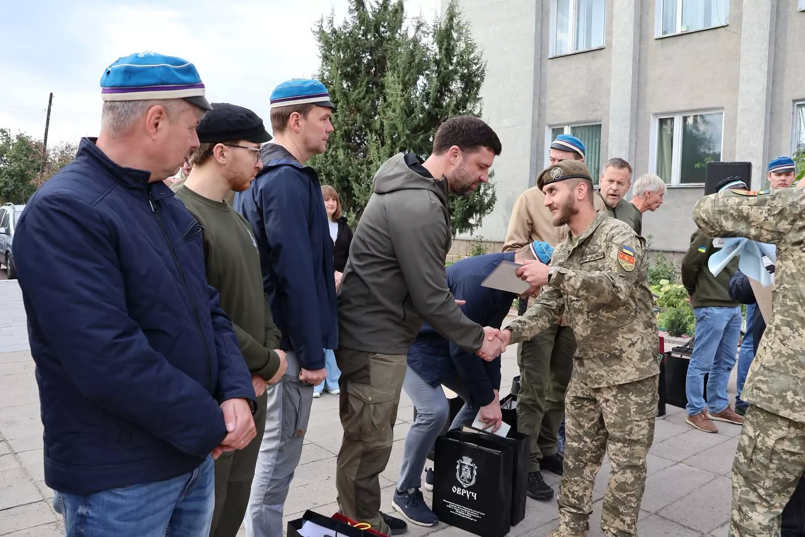 Естонські волонтери в дев’ятий раз доставили автомобілі для військових до Овруча