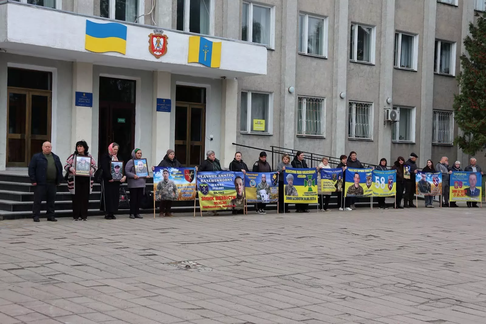 Естонські волонтери в дев’ятий раз доставили автомобілі для військових до Овруча