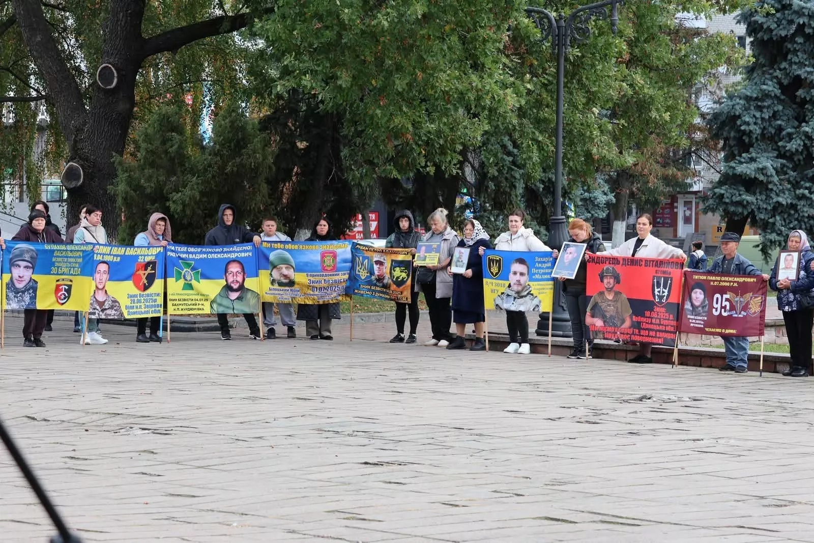 Естонські волонтери в дев’ятий раз доставили автомобілі для військових до Овруча