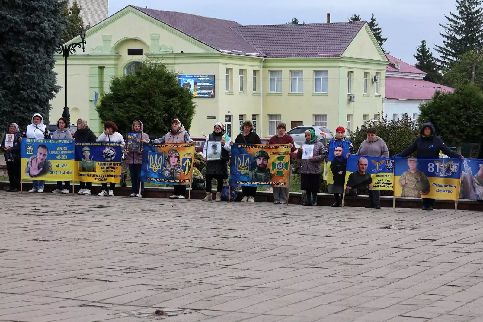 Естонські волонтери в дев’ятий раз доставили автомобілі для військових до Овруча