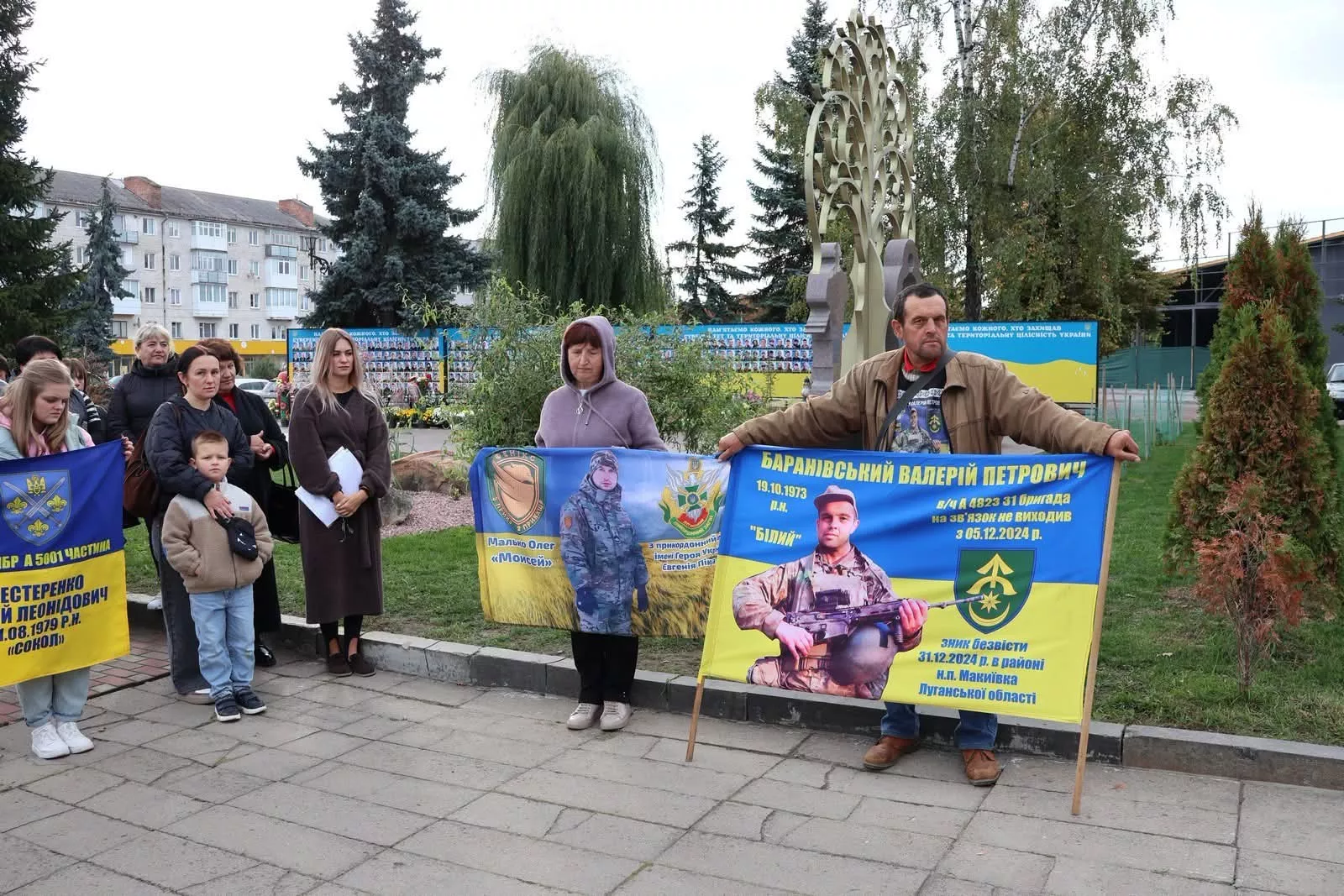 Естонські волонтери в дев’ятий раз доставили автомобілі для військових до Овруча