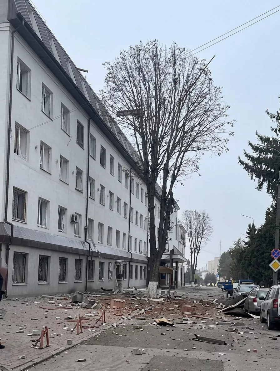 Росія вдарила по навчальному закладу в центрі Рівного: є поранені