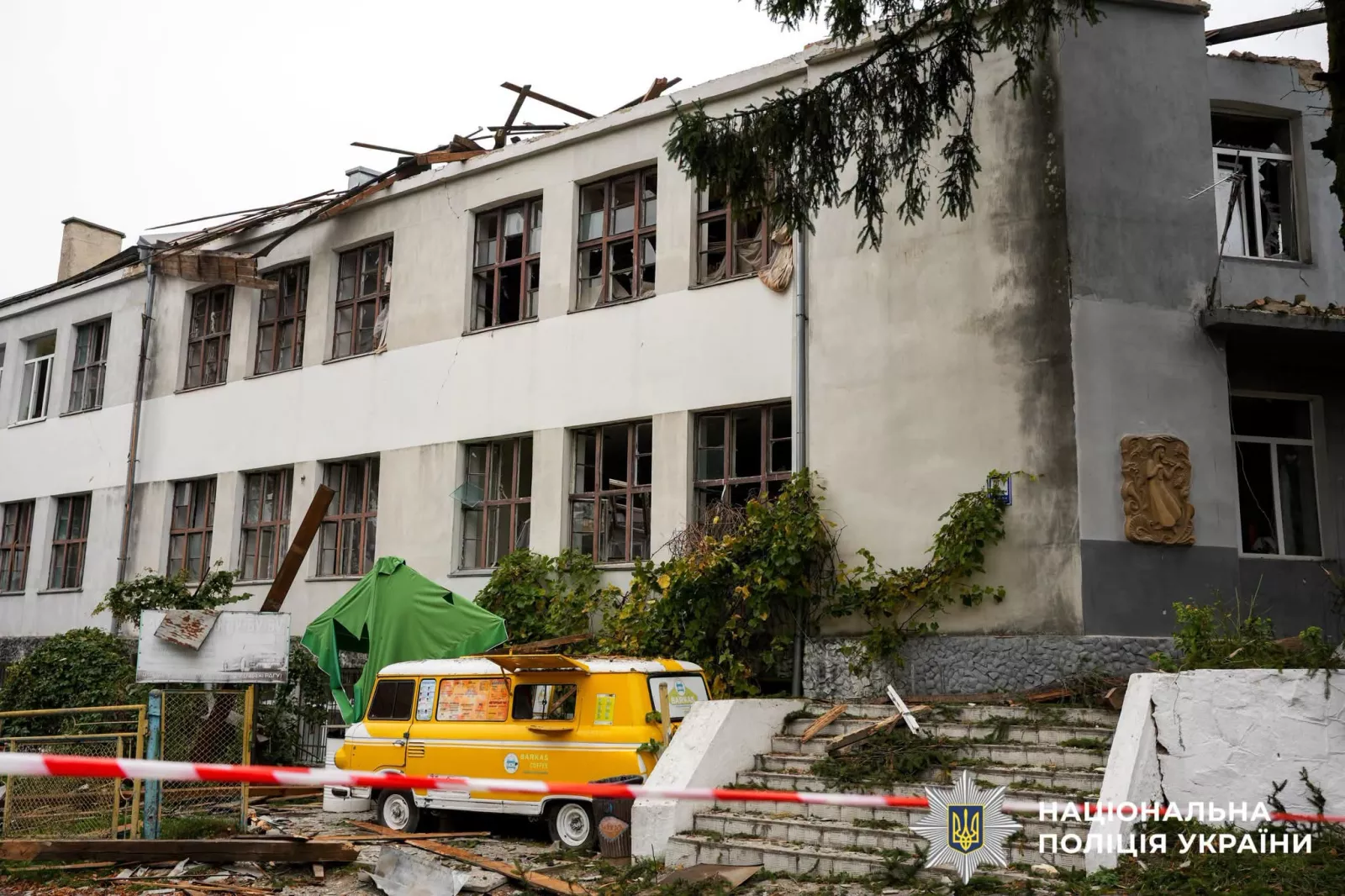 У Рівному внаслідок удару по навчальному закладу поранені 20 людей