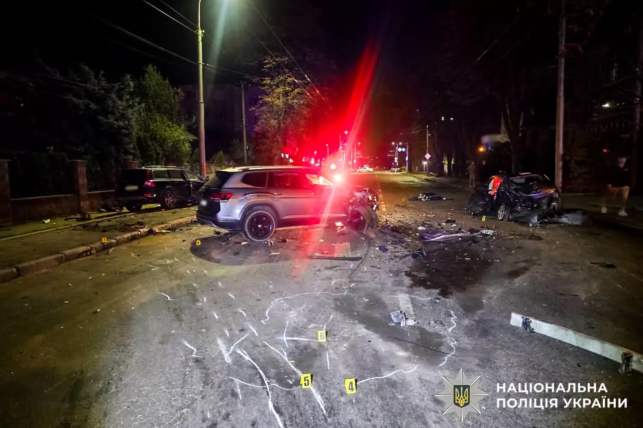 Фатальна ніч у Рівному: потрійна ДТП на вулиці Грушевського забрала життя водія