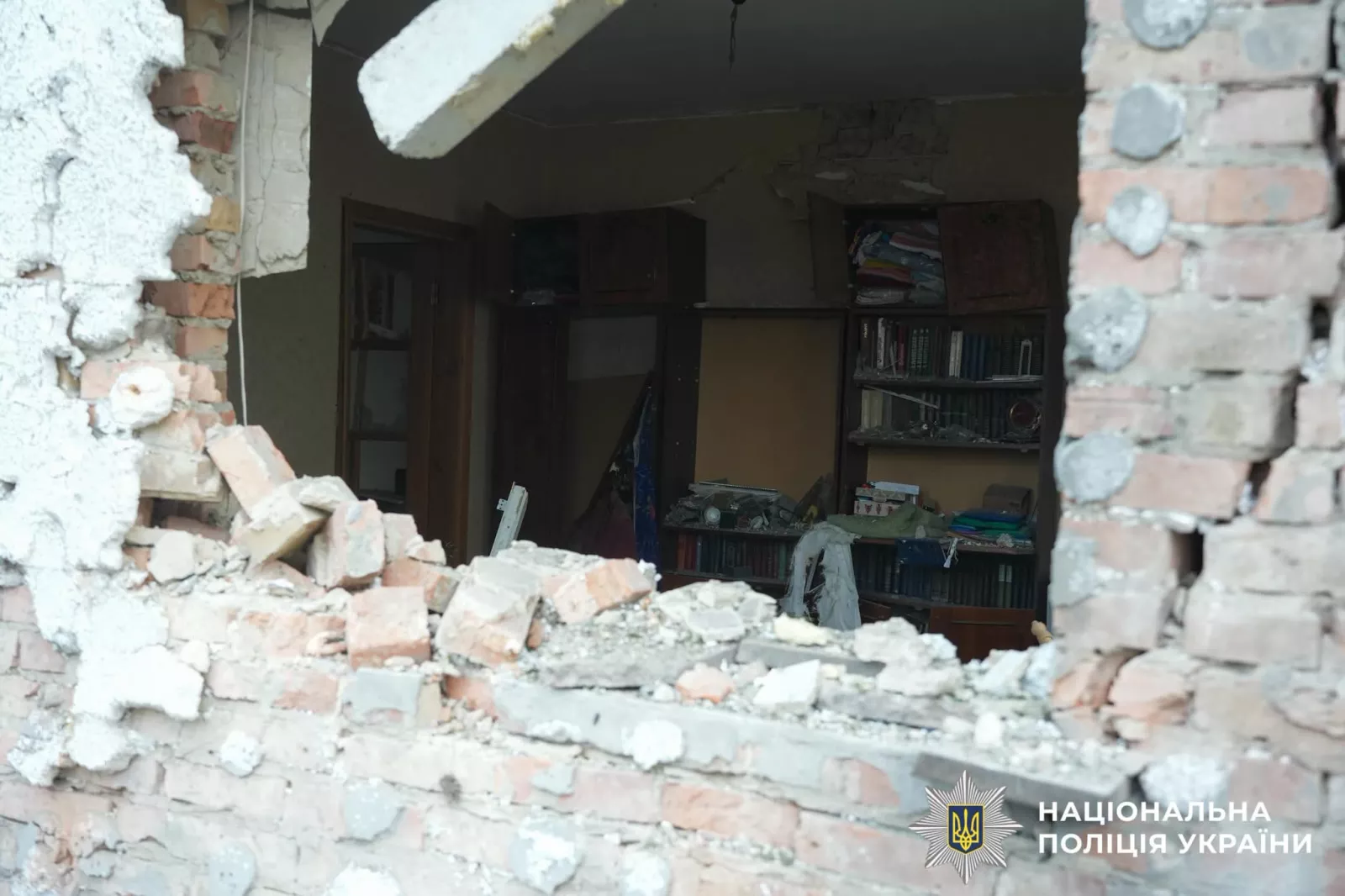 У Рівному всі екстрені служби працюють на місці російського удару: відомо про вісьмох поранених