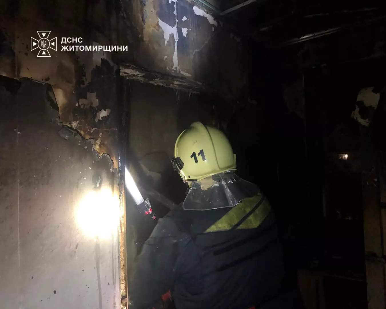 Нічна пожежа на Житомирщині: вогнеборці зупинили полум'я та врятували двоповерховий будинок