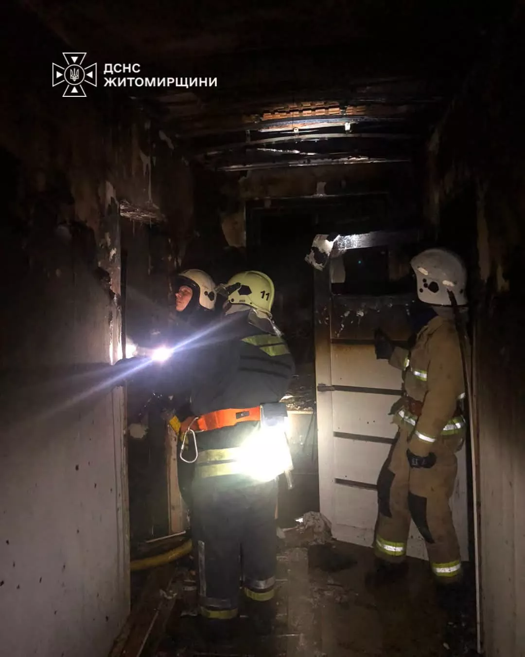 Нічна пожежа на Житомирщині: вогнеборці зупинили полум'я та врятували двоповерховий будинок