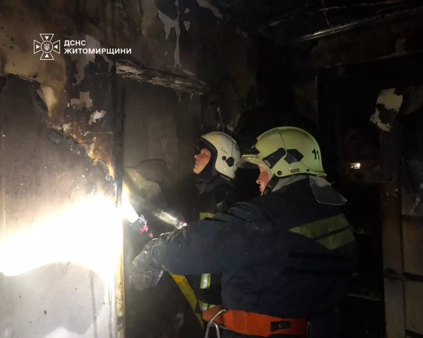 Нічна пожежа на Житомирщині: вогнеборці зупинили полум'я та врятували двоповерховий будинок