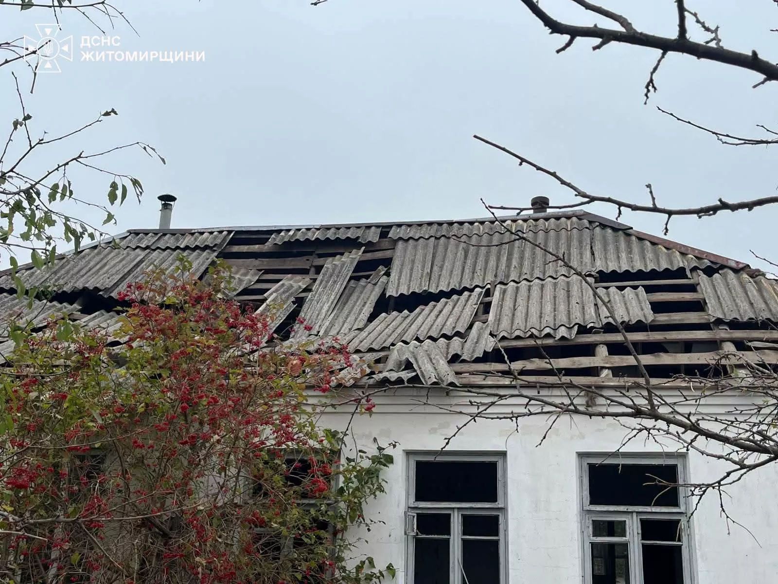 В Овруцькій громаді внаслідок атаки дрона пошкоджені два будинки, троє людей постраждали