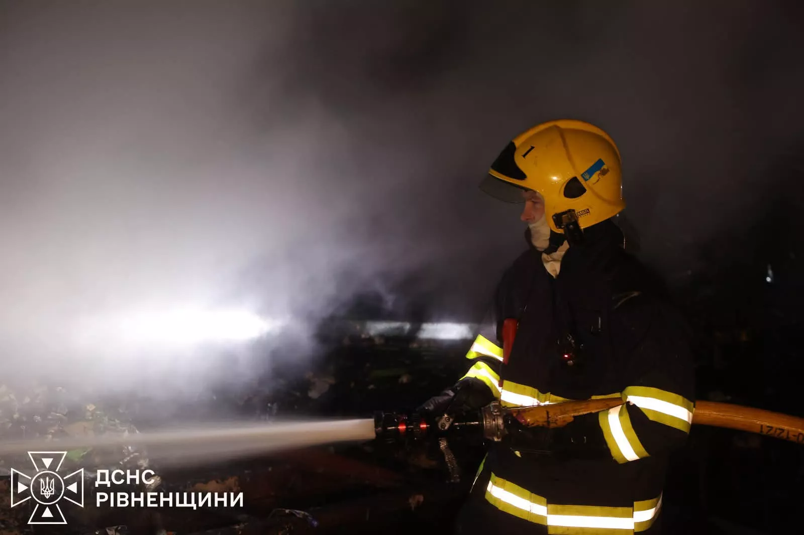 Російський дрон влучив у багатоповерхівку в Рівному