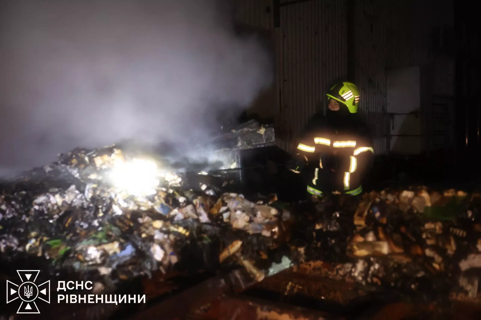 Російський дрон влучив у багатоповерхівку в Рівному