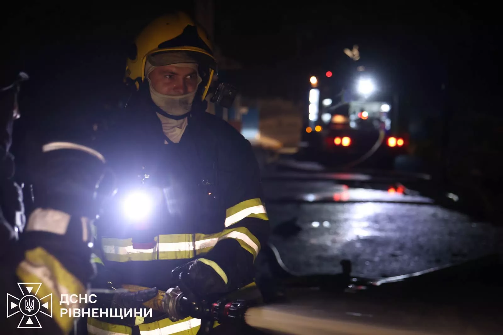 Російський дрон влучив у багатоповерхівку в Рівному