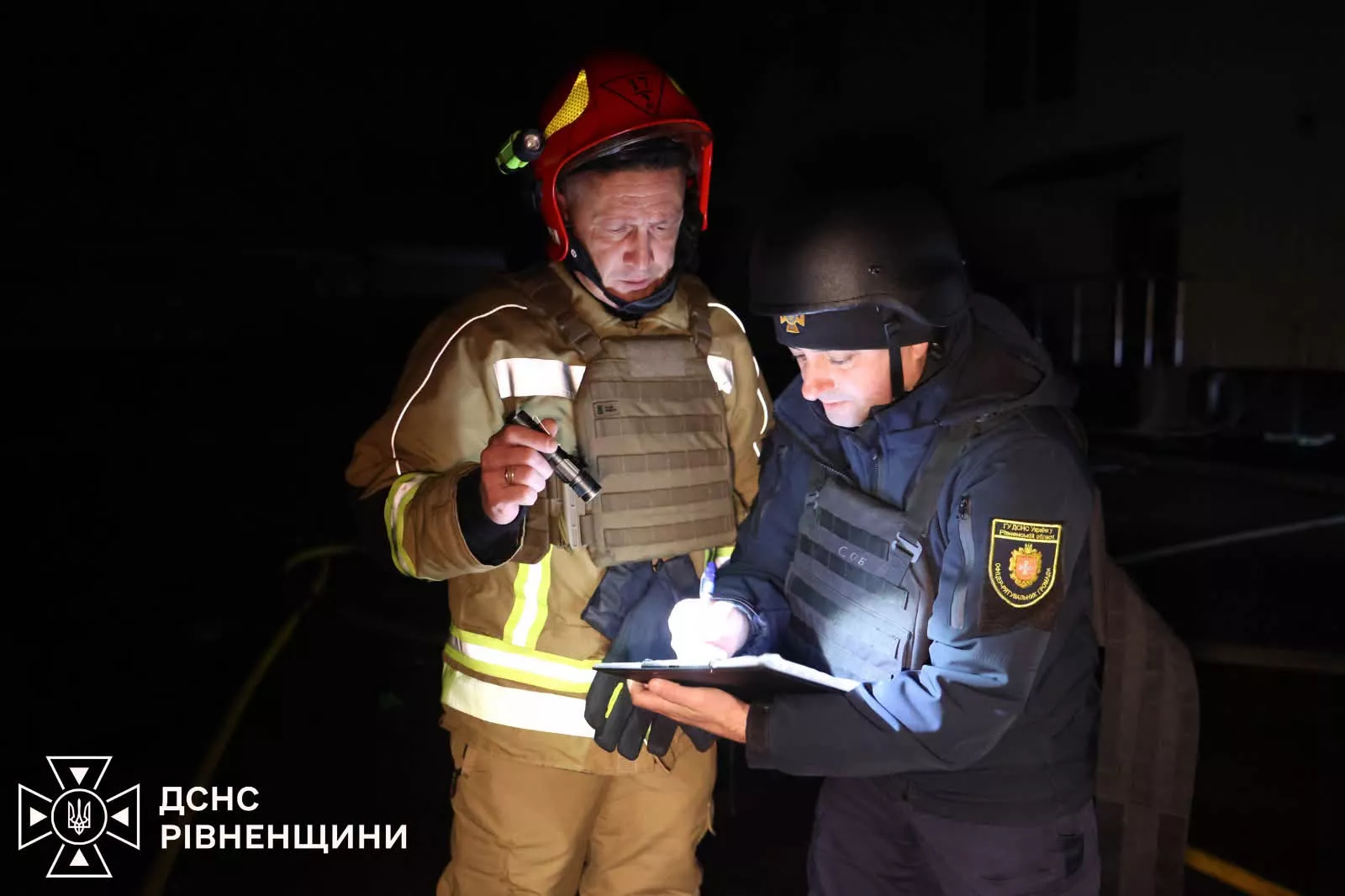Російський дрон влучив у багатоповерхівку в Рівному