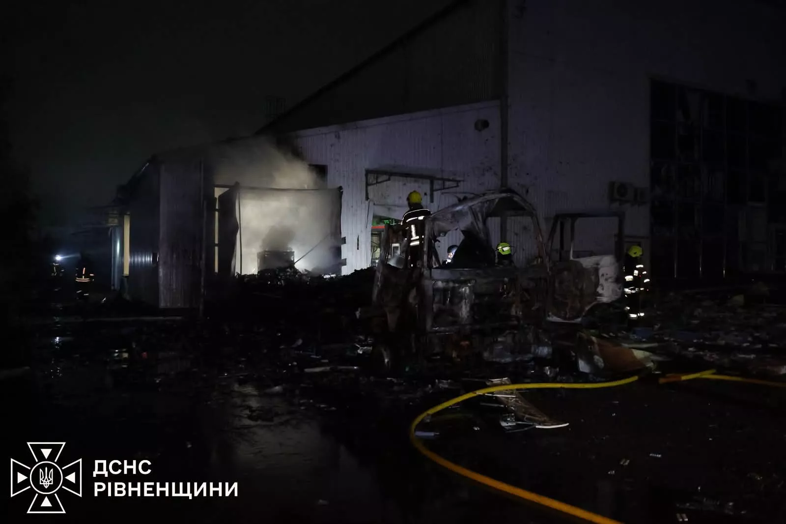 Російський дрон влучив у багатоповерхівку в Рівному