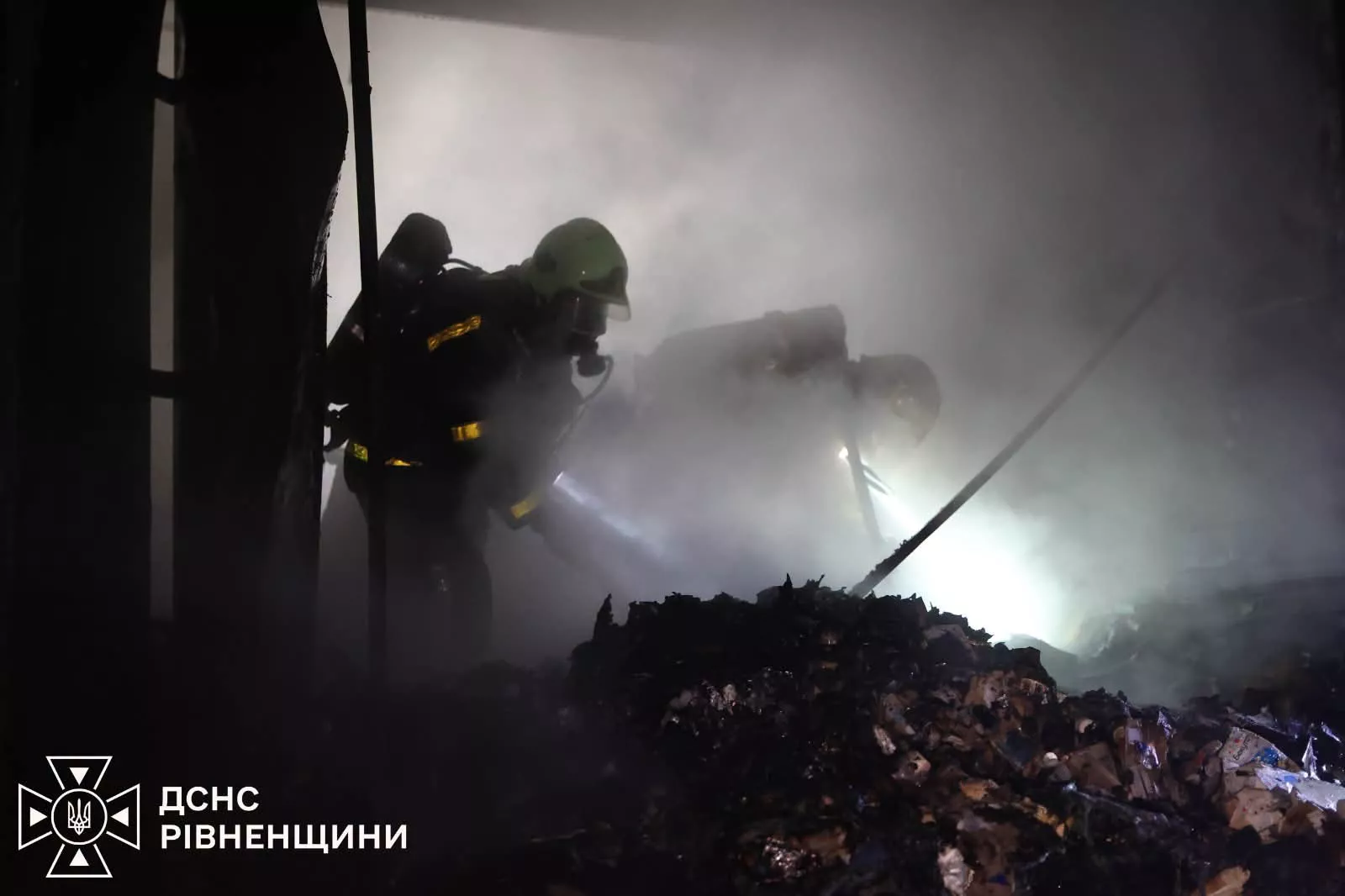 Російський дрон влучив у багатоповерхівку в Рівному