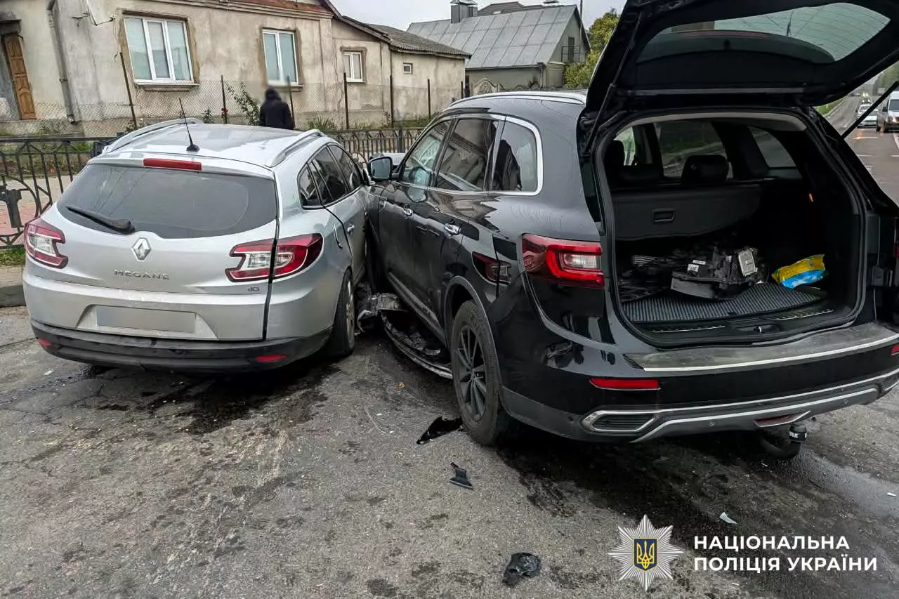 У Рівному зіткнулися два Renault: в автомобілях їхали п’ятеро дітей