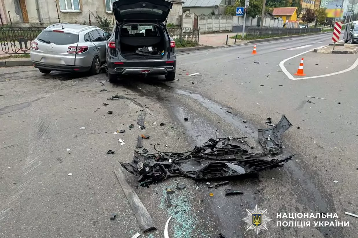 У Рівному зіткнулися два Renault: в автомобілях їхали п’ятеро дітей