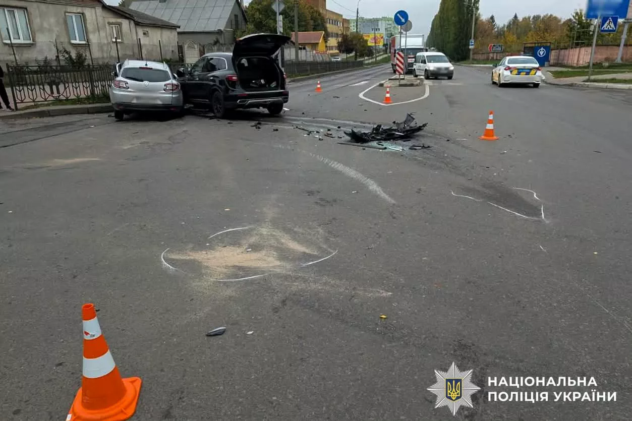 У Рівному зіткнулися два Renault: в автомобілях їхали п’ятеро дітей