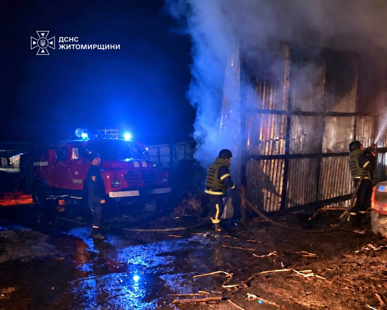 Росіяни атакували Коростенську громаду: виникла пожежа на підприємстві