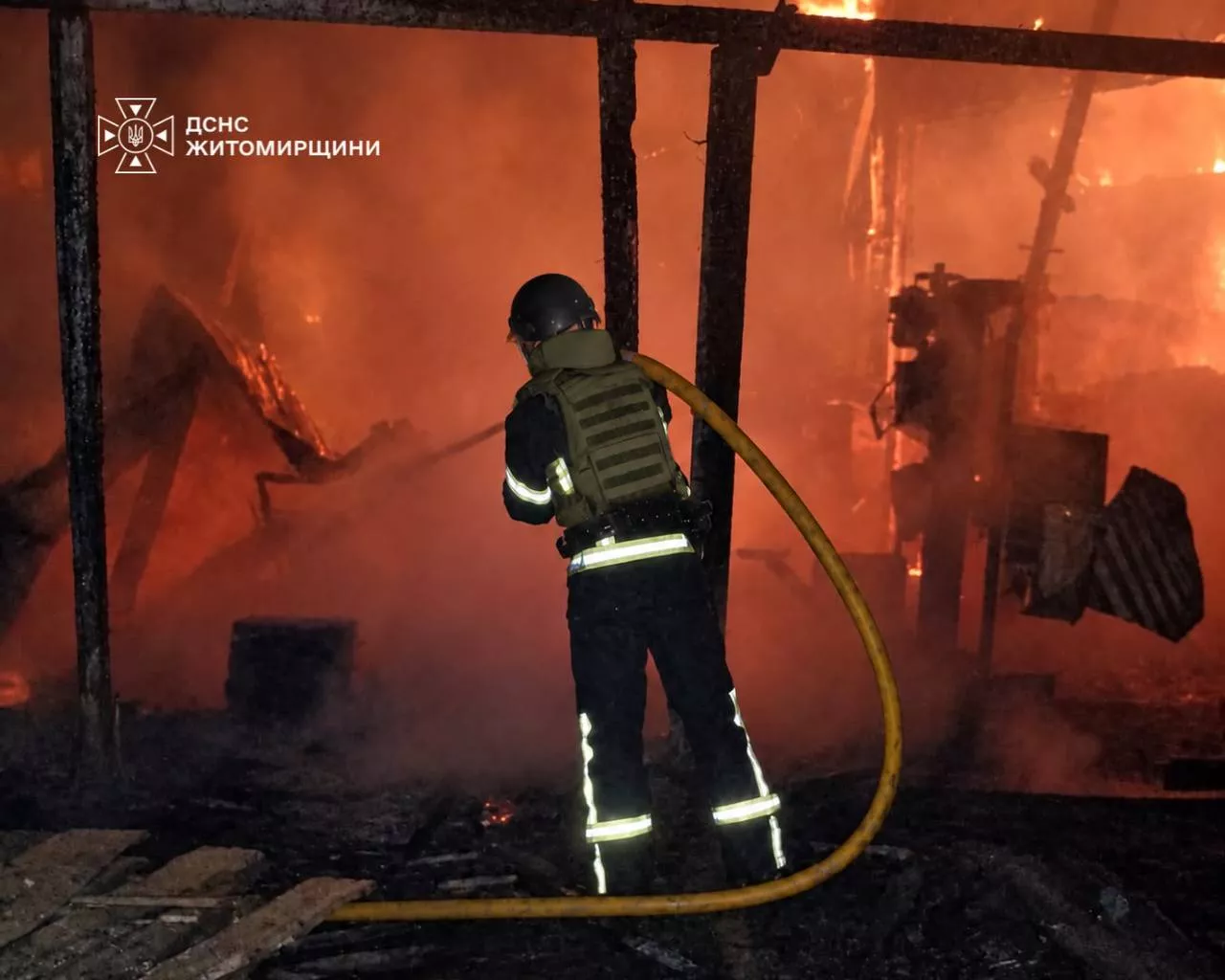 Росіяни атакували Коростенську громаду: виникла пожежа на підприємстві