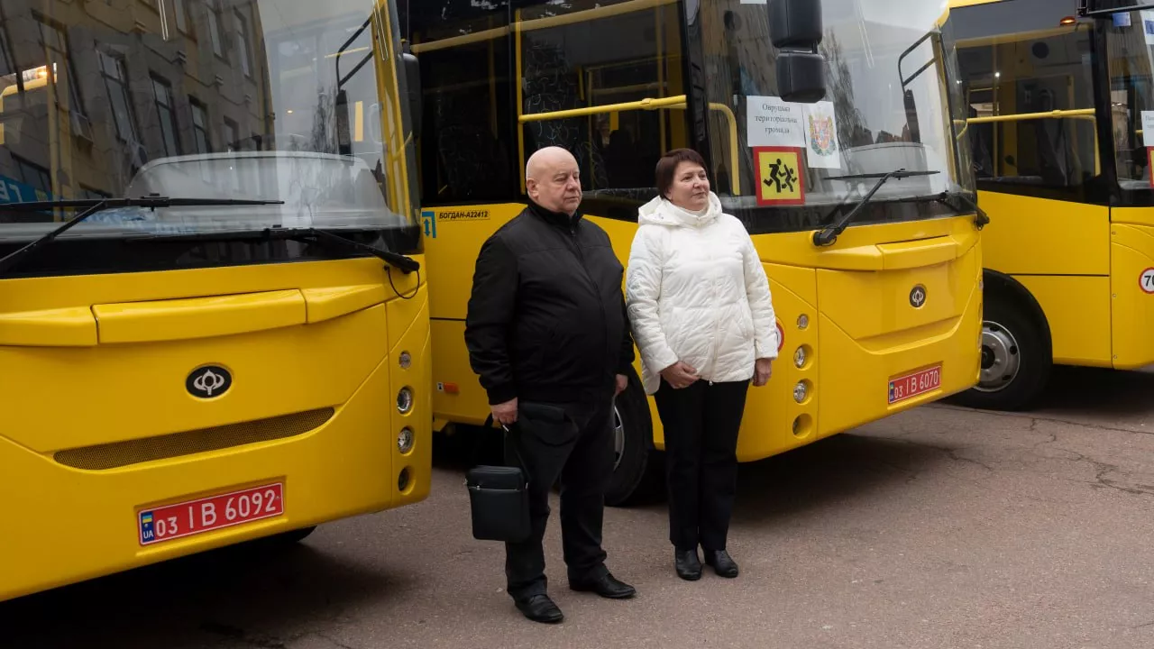 Нові шкільні автобуси на Житомирщині: куди поїде перша партія транспорту