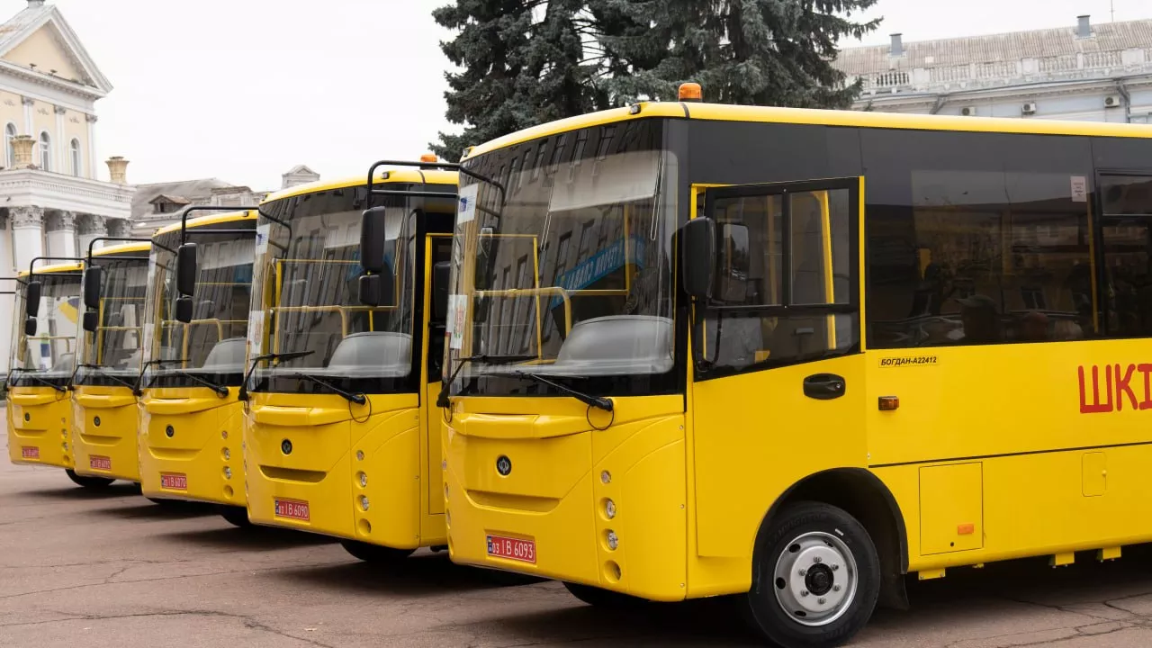 Нові шкільні автобуси на Житомирщині: куди поїде перша партія транспорту